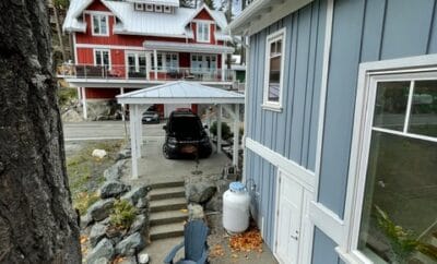 Cozy Industrial-Style Bachelor Suite with Private Ocean Access and Efficient Design in Spirit Bay