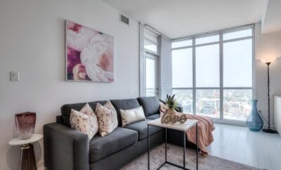 Luxury condo in downtown with free parking CN tower view and the lake