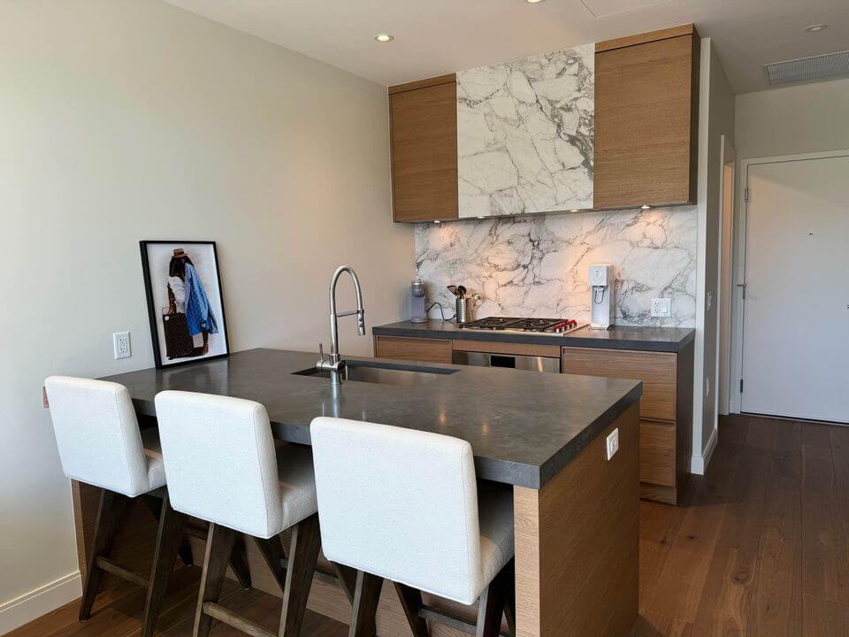 Fully Furnished, 1 Bed/1 Bath, New executive building, Minutes to Beaches