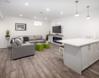2BR Lower Suite near Broadway w/ Fireplace