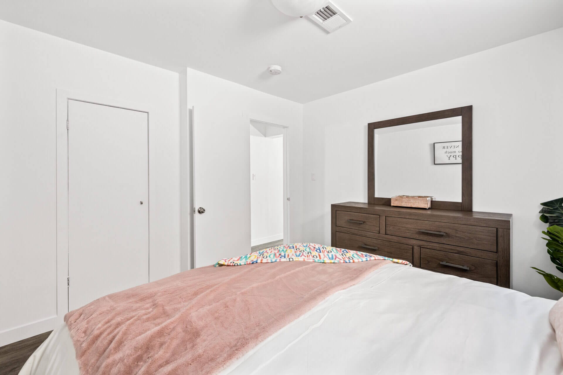 2BR Lower Suite near Broadway w/ Fireplace