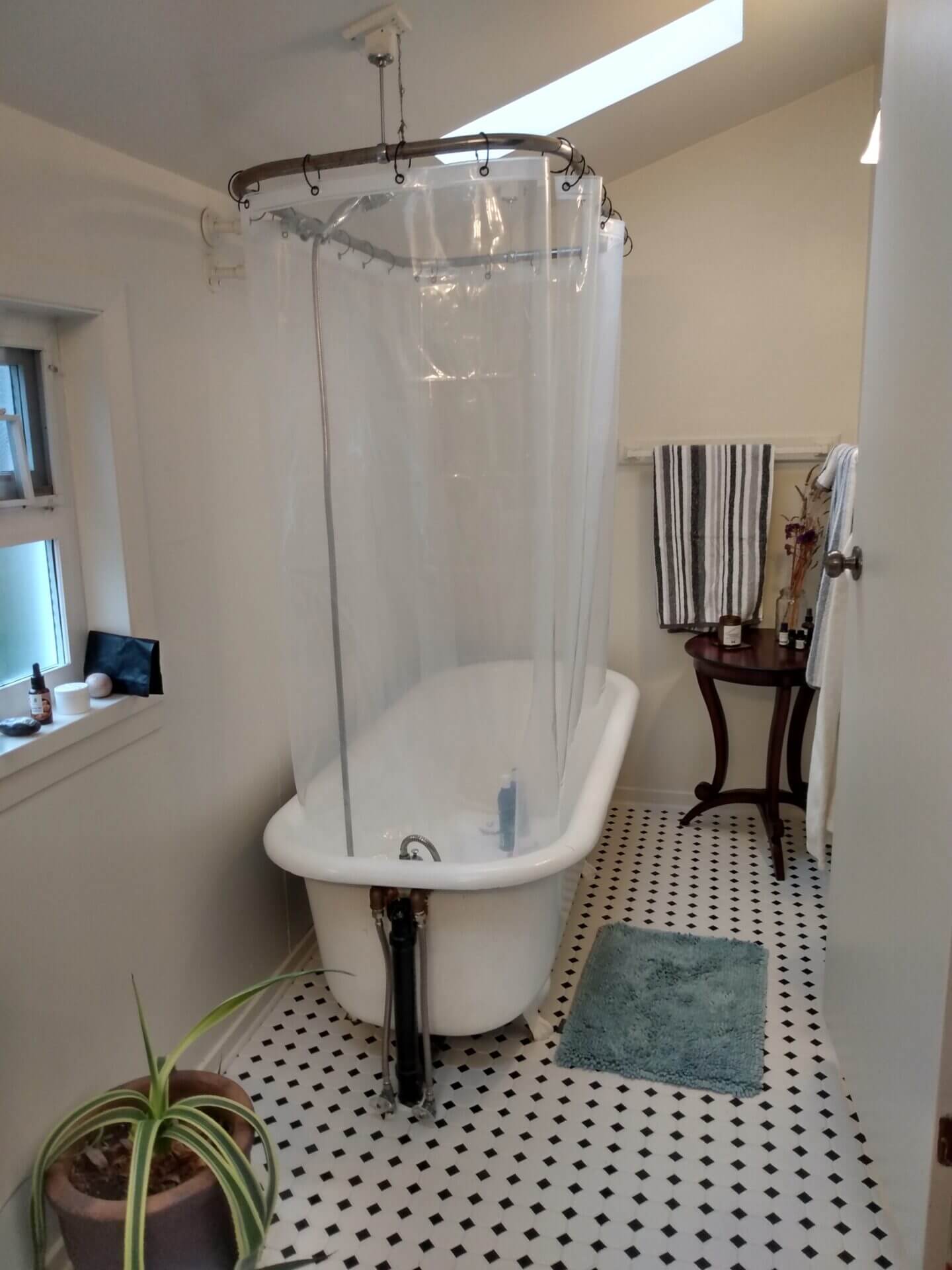 Cozy 2 bedroom house in Victoria BC.